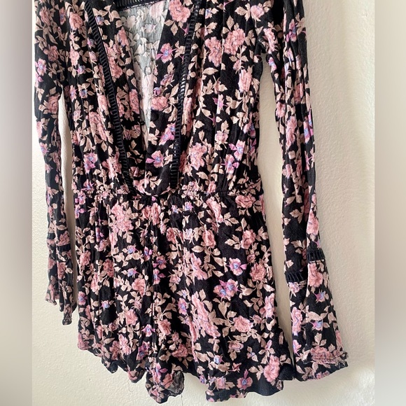 HONEY PUNCH Black & pink floral long sleeve romper W/v neckline, sz M - Picture 10 of 16